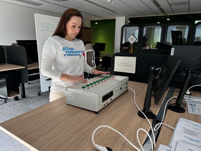 Obraz zawierający w pomieszczeniu, osoba, komputer, ściana</p>
<p>Opis wygenerowany automatycznie