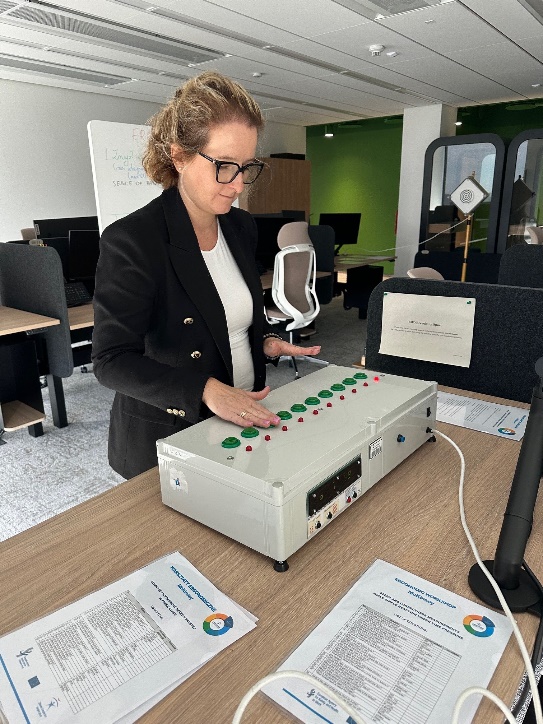 Obraz zawierający w pomieszczeniu, tekst, ubrania, osoba</p>
<p>Opis wygenerowany automatycznie