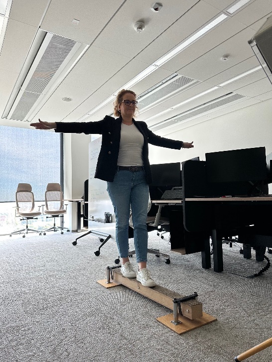 Obraz zawierający ubrania, obuwie, osoba, meble</p>
<p>Opis wygenerowany automatycznie