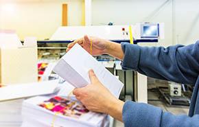 Manipulating envelopes for mailing 